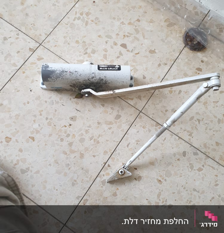 מכשיר אינטרקום על רצפה עם זרוע מתכתית